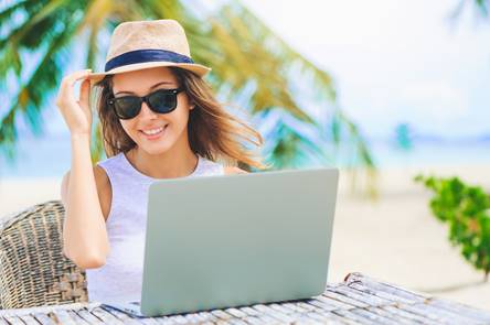 Auszubildende am Laptop am Sandstrand