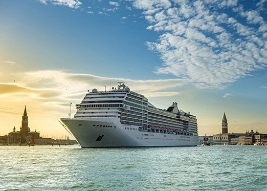 Kreuzfahrtschiff auf dem Meer vor einer Küstenstadt