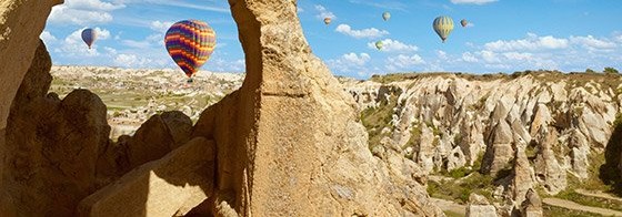 Heizluftballons über Felsformationen in der Türkei