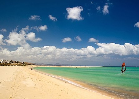 Langer Sandstrand und Wassersport auf Fuerteventura