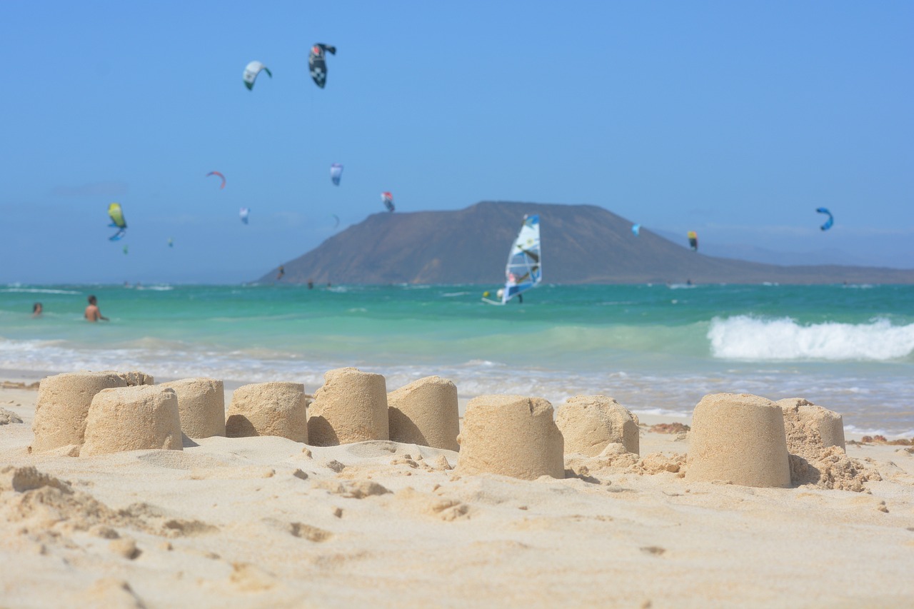 Sandstrand und Surfer auf den Wellen vor Fuerteventura
