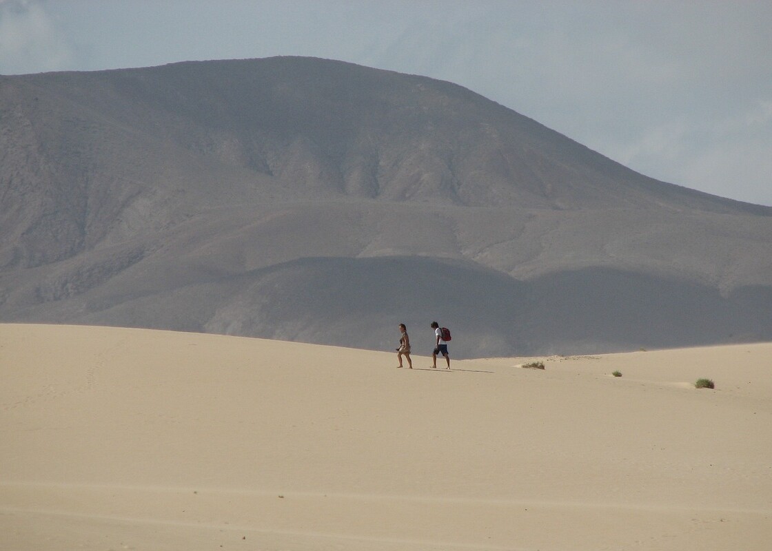 Sanddünen in einer Bucht von Fuerteventura