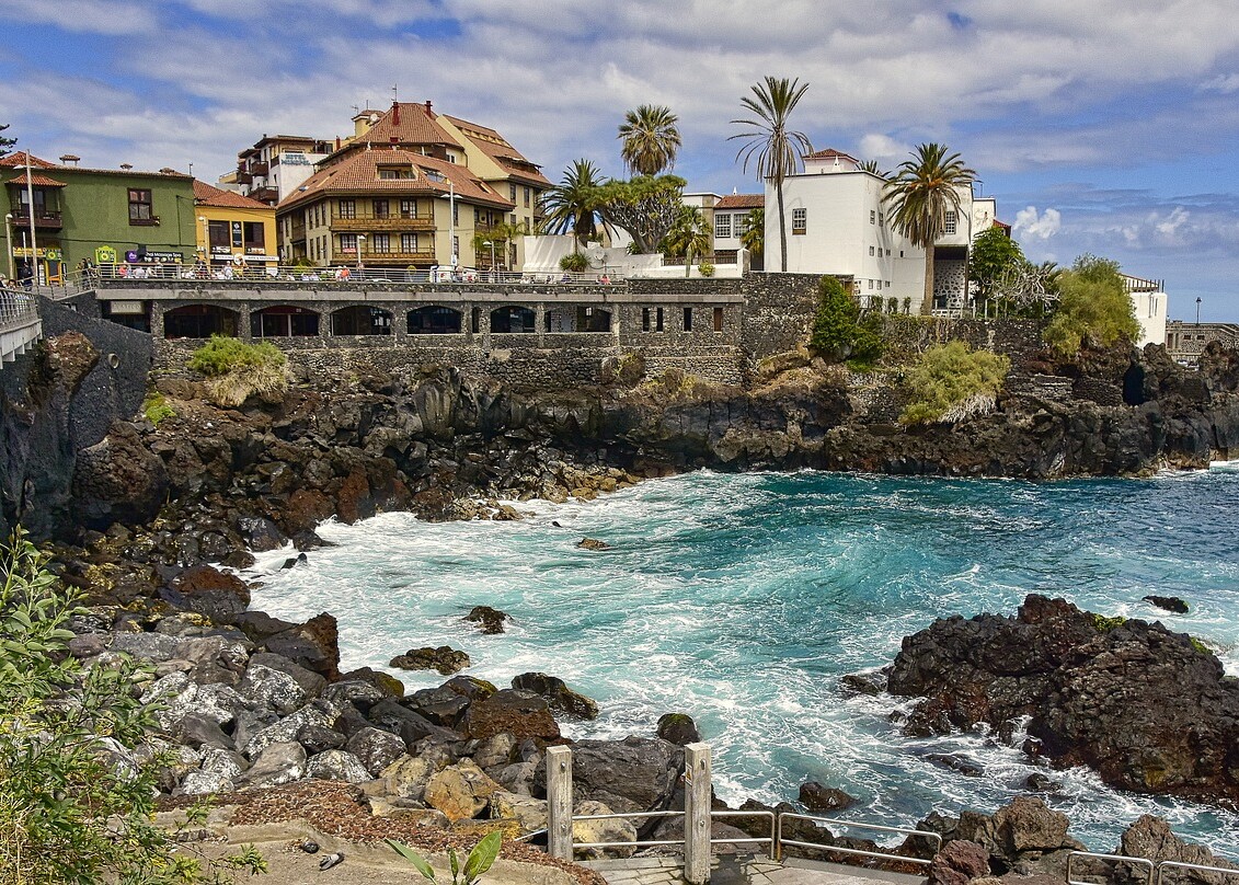 Spanisches Dorf in einer Bucht auf Teneriffa