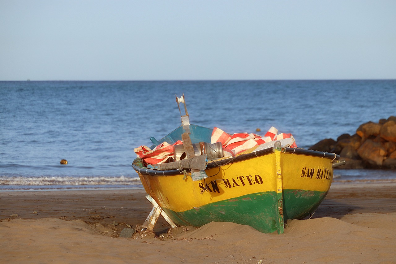 Fischerboot an einem Strand auf Gran Canaria