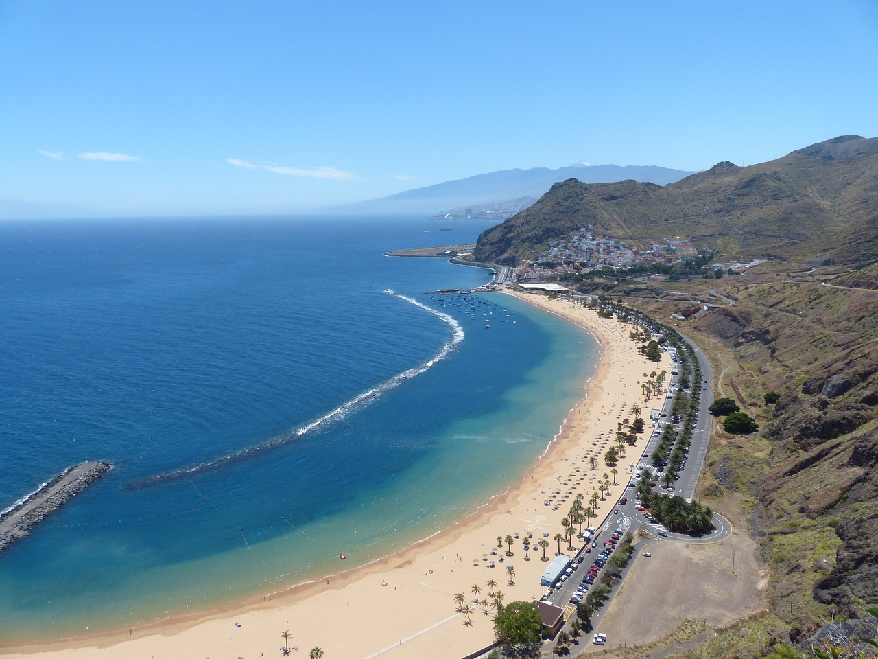 Langer Sandstrand auf Teneriffa in Spanien