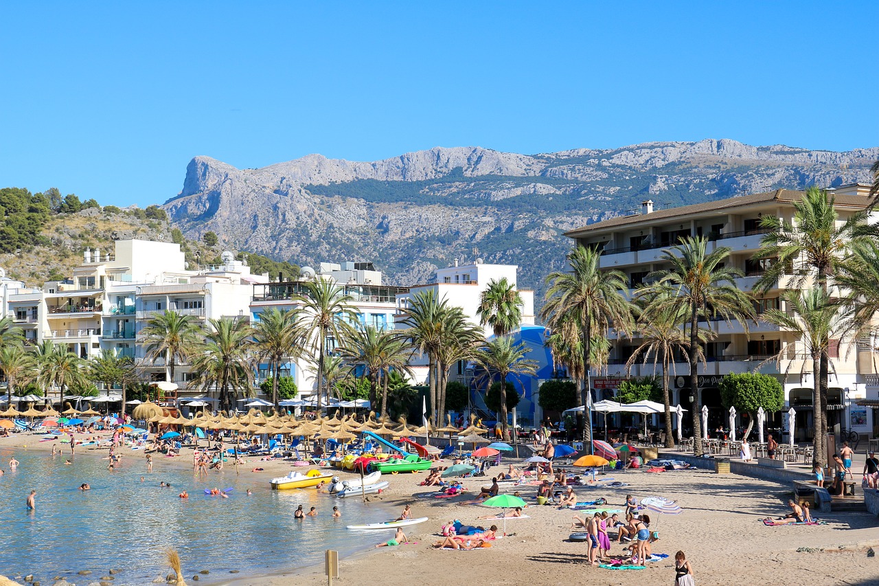 Malerisches Dorf in einer Bucht von Mallorca