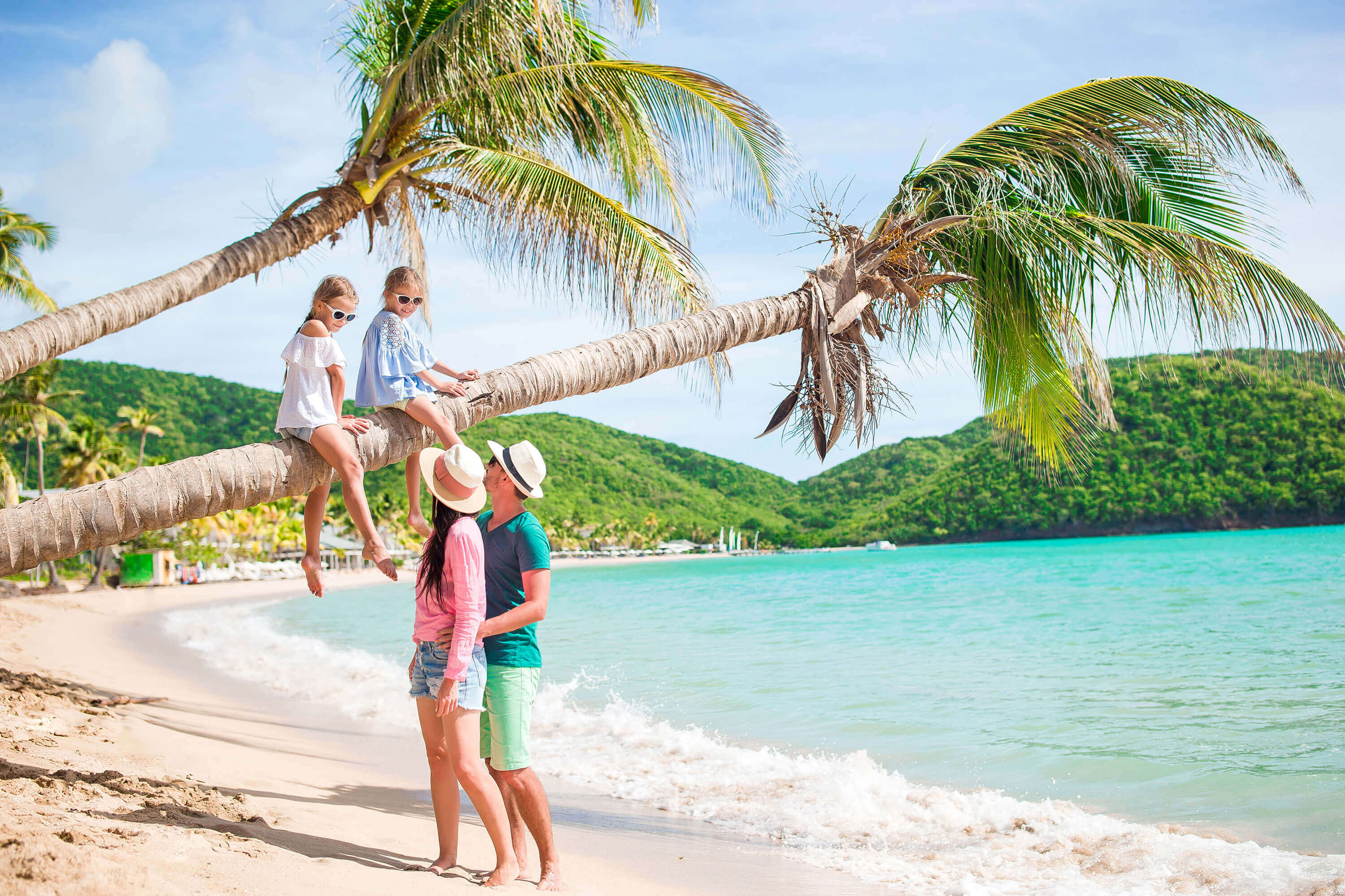 Familie am tropischen Strand