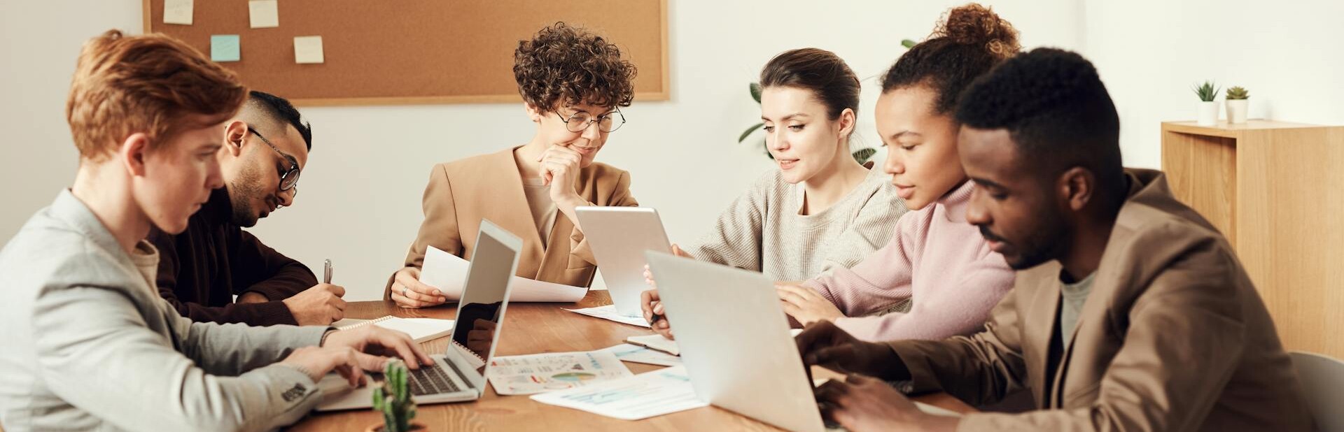 Team von Leuten, die zusammen an einem Tisch arbeiten