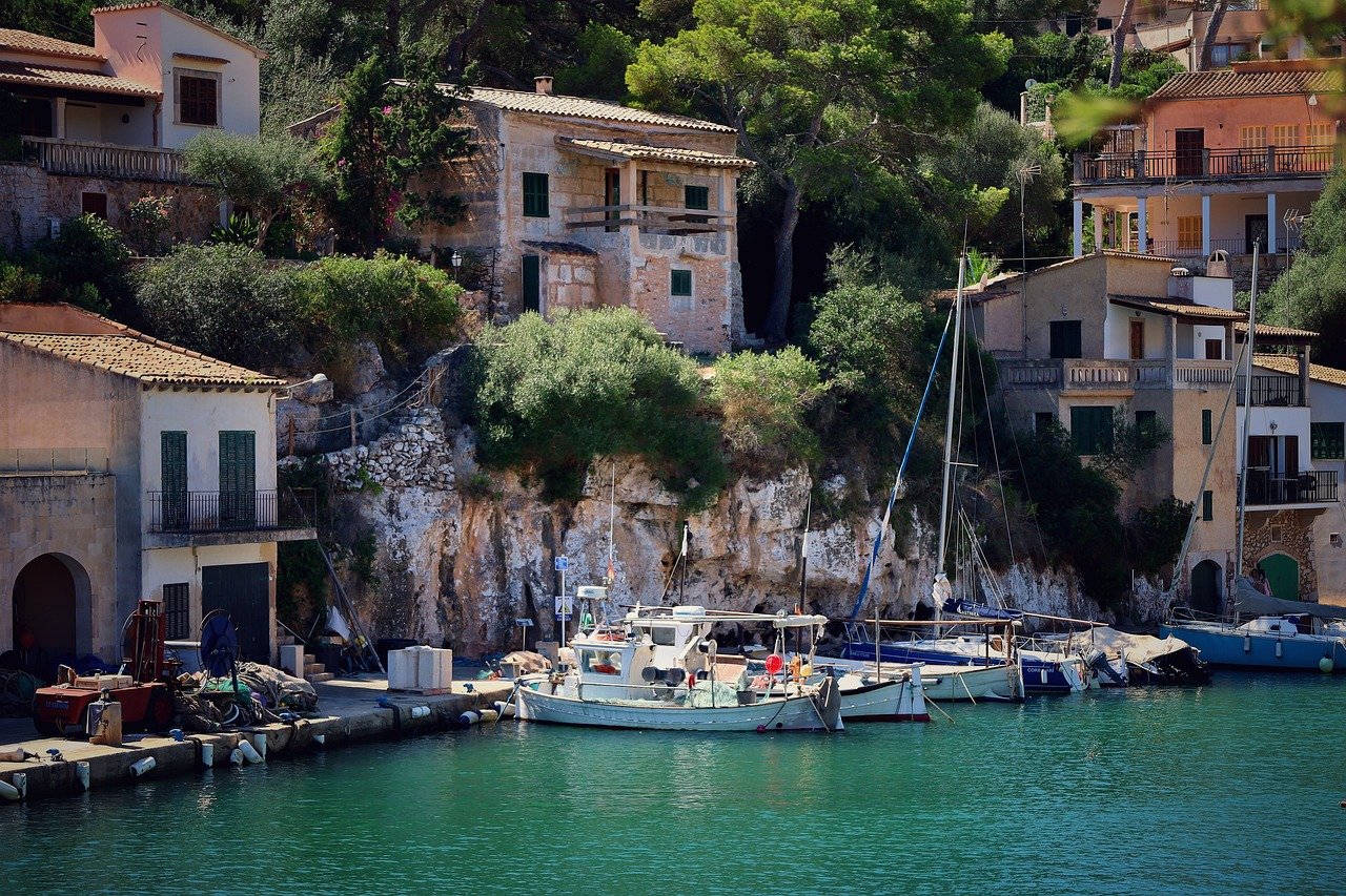 Fischerdorf in einer Bucht auf Mallorca