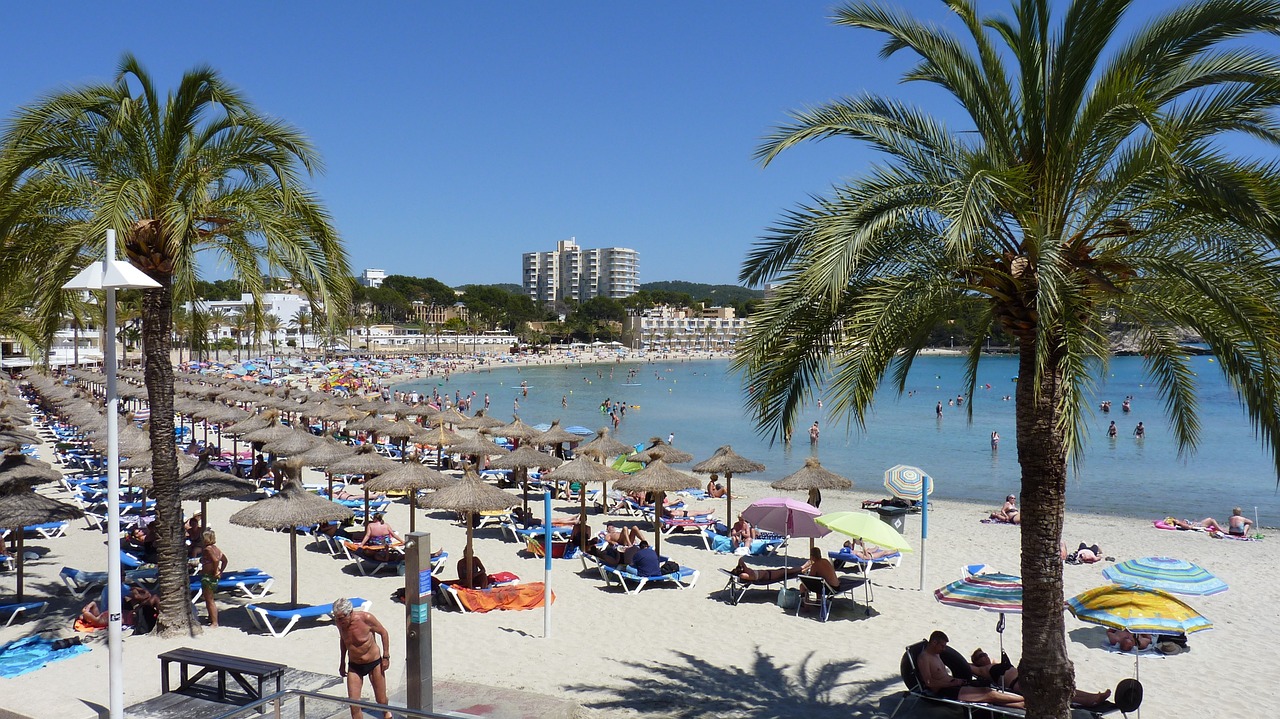 Langer Sandstrand mit Sonnenschirmen auf Mallorca