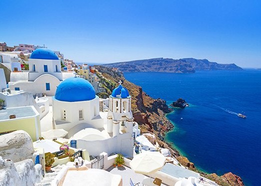 Weiße Häuser mit blauen Dächern an der Küste Griechenlands