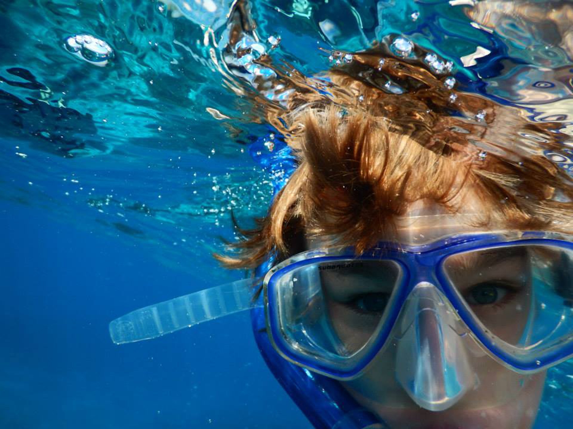 Junge mit Taucherbrille im Wasser