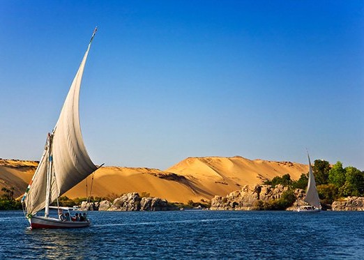Zwei Segelboote vor der sandigen Küste Ägyptens