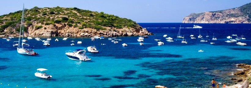 Bucht mit türkisblauem Meer an der Küste Mallorcas
